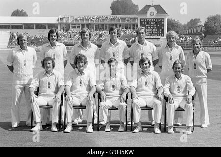 Gruppo di squadra dell'Inghilterra: (Fila posteriore, l-r) Clive Radley, Geoff Miller, Ian Botham, Mike Hendrick, Phil Edmonds, David Gower, Barry Wood; (prima fila, l-r) Graham Roope, Bob Willis, Mike Brearley, Chris Old, Bob Taylor Foto Stock