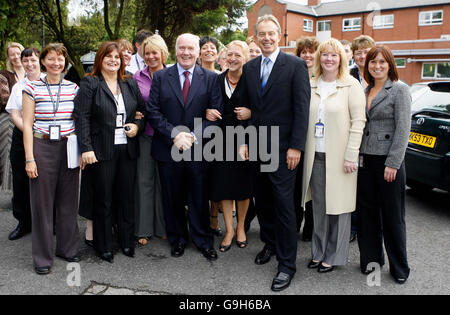 Il primo ministro Tony Blair e il segretario all'interno John Reid ringraziano la Greater Manchester Police nel loro centro di formazione a Prestwick, vicino a Manchester, durante la conferenza del Partito laburista al G-Mex Centre di Manchester. Foto Stock