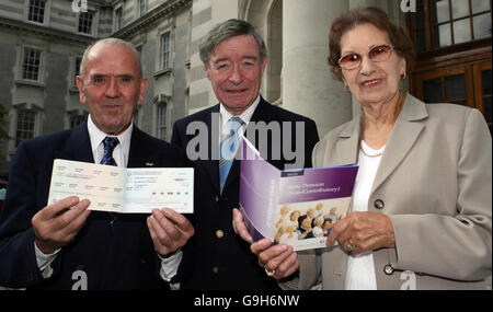 Il ministro degli Affari sociali Seamus Brennan (centro) presenta Eddie e Lilly Fitzgerald del consiglio irlandese per gli anziani con il loro nuovo libro pensione statale modernizzato in una conferenza stampa a Dublino. Foto Stock