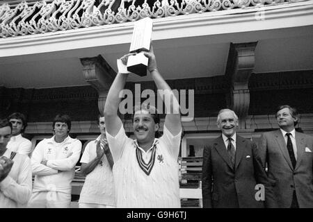 Cricket - Trofeo NatWest Bank - finale - Somerset v Kent - Lord's. Il capitano Somerset Ian Botham tiene il trofeo NatWest dopo la vittoria della sua squadra nel 24 Foto Stock