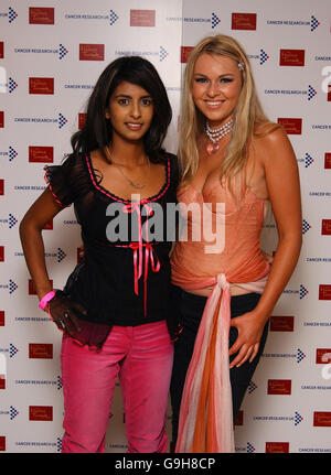 I presentatori di Blue Peter Konnie Huq (a sinistra) e Zoe Salmon arrivano per il a Touch of Pink Party al Madame Tussauds, nel centro di Londra. Foto Stock