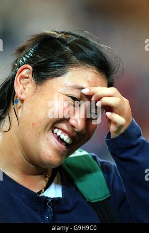 Tamarine Tanasugarn in Thailandia ha il tempo di ridere durante la sua partita Con Martina Hingis e Roger Federer in Svizzera Foto Stock