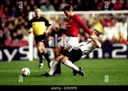 Amedeo Carboni (r) di Valencia combatte per il possesso della palla Con Teddy Sheringham di Manchester United (l) Foto Stock