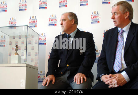 Il presidente dei selettori David Graveney (a destra) e l'ex giocatore inglese Mike Gatting con gli Ashes Urn durante il lancio del MCC & Travelex Ashes Exhibition Tour al Lord's Cricket Ground, St Johns Wood, Londra. Foto Stock