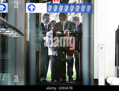 Il leader del Sinn Fein Gerry Adams (a sinistra) con la delegazione del partito che lascia gli edifici governativi prima dei colloqui con il Taoiseach Bertie Ahern e il governo irlandese. Foto Stock