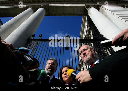 Il leader del Sinn Fein Gerry Adams (a sinistra) con la delegazione del partito, tra cui Mary Lou McDonald e Caoimghin o Cadholain, lasciando gli edifici del governo prima dei colloqui con il Taoiseach Bertie Ahern e il governo irlandese. Foto Stock