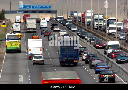 Regime di 289 milioni di euro per l'allargamento della M1 nel Hertfordshire e nel Bedfordshire. Lo schema prevede l'ampliamento di entrambe le carreggiate dell'autostrada M1 tra la M25 e Luton a quattro corsie. Foto Stock