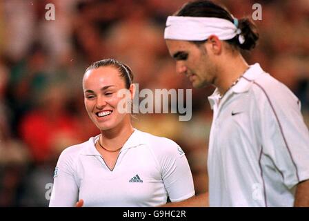 La Svizzera Martina Hingis è tutto sorrisi mentre si gioca in doppio con Roger Federer, in quanto sconfiggono Amanda Coetzer e Wayne Ferreira del Sud Africa per passare alla finale della Hopman Cup Foto Stock