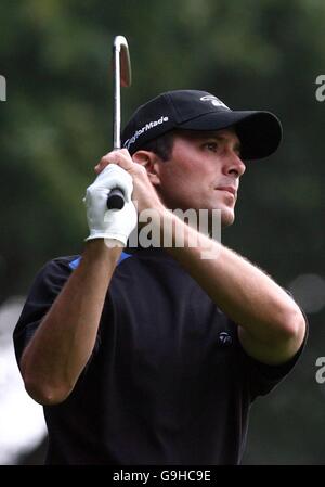 Il canadese Mike Weir si tee alla seconda buca durante il campionato HSBC World Match Play a Wentworth, Surrey. Foto Stock