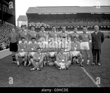 Gruppo francese: (Back row, l-r) arbitro Ray Williams, Bernard Mommejat, Francois Moncla, Michel Celaya, Michel Crauste, Alfred Roques, Aldo Quaglio, Robert Vigier, toccare giudice M Laurent; (prima fila, l-r) Andre Boniface, Antoine Labazuy, Pierre Lacaze, Jean Barthe, Pierre Danos, Arnaud Marquesuzaa; (seduta, l-r) Christian Darrouy, Jean-Vincent Dupuy. Foto Stock