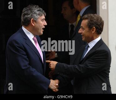 Il Cancelliere britannico Gordon Brown (a sinistra) incontra il Ministro degli interni francese e il Presidente della Repubblica Nicolas Sarkozy a Downing Street, nel centro di Londra. Foto Stock