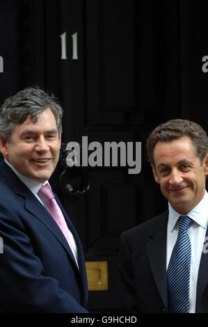 Il Cancelliere britannico Gordon Brown (a sinistra) incontra il Ministro degli interni francese e il Presidente della Repubblica Nicolas Sarkozy a Downing Street, nel centro di Londra. Foto Stock