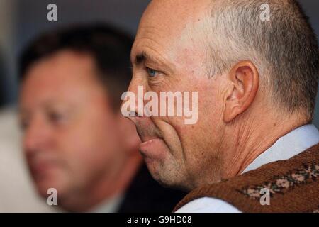 Il capitano della squadra europea Ian Woosnam (a sinistra) e il capitano della squadra degli Stati Uniti Tom Lehman durante una conferenza stampa all'aeroporto di Dublino, in vista della Ryder Cup che inizia giovedì. Foto Stock