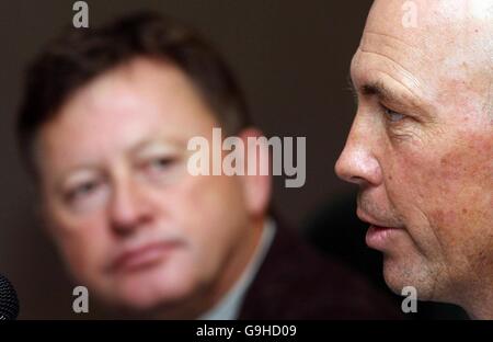 Il capitano della squadra europea Ian Woosnam (a sinistra) e il capitano della squadra degli Stati Uniti Tom Lehman durante una conferenza stampa all'aeroporto di Dublino, in vista della Ryder Cup che inizia giovedì. Foto Stock