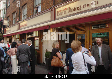 Una serie di cantanti e musicisti, tra cui Cliff Richard, si riuniscono per commemorare quello che era il 2i's Coffee Bar, una caffetteria e un locale musicale negli anni '50, in Old Compton Street a Soho, nel centro di Londra. PREMERE ASSOCIAZIONE foto. Data immagine: Lunedì 18 settembre 2006. Il sito, che ora ospita Boulevard Bar & Dining Room, stava avendo una targa svelata come è accreditato di essere il luogo di nascita del rock and roll britannico. Westminster City Council ha montato una delle sue placche verdi in onore del 2i's Coffee Bar e il suo contributo unico alla storia della musica popolare britannica. Vedere Foto Stock