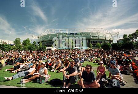 Gli appassionati di tennis seduti nella Garden Square guardando il grande Nella schermata Apri oggi Foto Stock