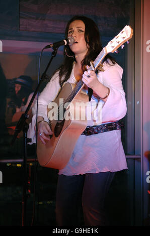 Sandi Thom si esibisce in un concerto speciale in cima alla BT Tower per celebrare il lancio del BT Digital Music Awards 2006 (che si terrà il 3 ottobre), nel centro di Londra. Data immagine: Martedì 29 agosto 2006. Il credito fotografico dovrebbe essere: Yui Mok/PA Foto Stock