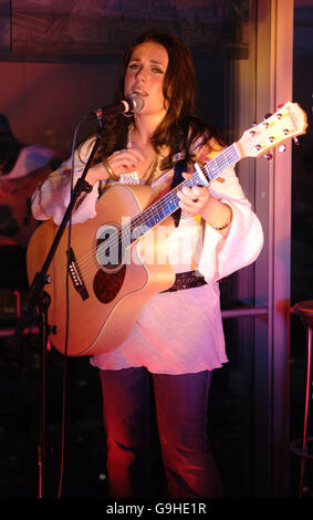 Sandi Thom si esibisce in un concerto speciale in cima alla BT Tower per celebrare il lancio del BT Digital Music Awards 2006 (che si terrà il 3 ottobre), nel centro di Londra. Data immagine: Martedì 29 agosto 2006. Il credito fotografico dovrebbe essere: Yui Mok/PA Foto Stock