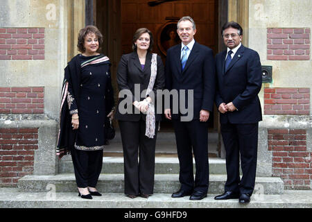 Il primo ministro britannico Tony Blair (seconda a destra) e sua moglie Cherie (seconda a sinistra) ricevono il presidente pakistano Pervez Musharraf e la prima signora Sahba Musharraf a Chequers in Buckinghamshire. Foto Stock