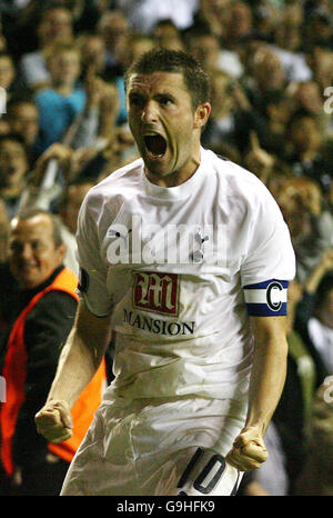 Robbie Keane di Tottenham celebra il punteggio durante la prima partita della Coppa UEFA, seconda partita contro Slavia Prague a White Hart Lane, Londra. Foto Stock