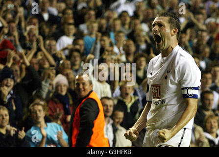 Robbie Keane di Tottenham celebra il punteggio durante la prima partita della Coppa UEFA, seconda partita contro Slavia Prague a White Hart Lane, Londra. Foto Stock