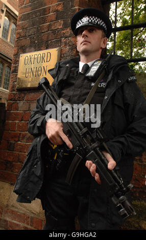 Un ufficiale di polizia armata si trova al di fuori dell'Unione di Oxford nel centro di Oxford durante una visita del presidente pakistano Pervez Musharraf. Foto Stock