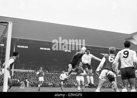 Jim Furnell (quinta r), portiere dell'Arsenal, prende spasso Jimmy Greaves di Tottenham Hotspur (terza r), seguito dai compagni di squadra Frank McLintock (l), Terry Neill (seconda l), George Armstrong (quarta r) e Ian Ure (seconda r), e Martin Chivers di Tottenham (r) e Alan Gilzean (terza l) Foto Stock