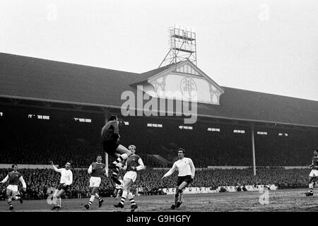 Il portiere dell'Arsenale Jim Furnell (terza r) raccoglie la palla, guardato dai compagni di squadra Ian Ure (seconda r), Terry Neill (terza l) e Bob McNab (l), e Alan Gilzean di Tottenham (seconda l) e Martin Chivers (r) Foto Stock