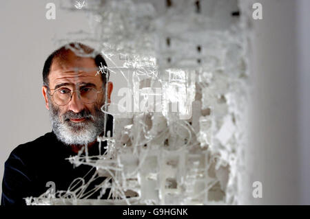 Inaugurazione dell'opera di Gerry Giuda sulla base del recente conflitto in Libano Foto Stock