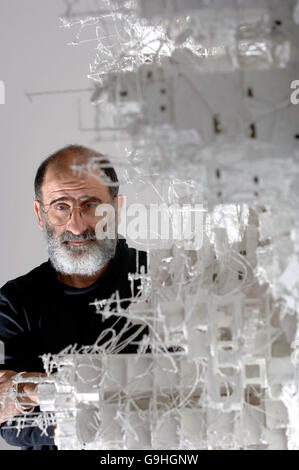 Inaugurazione dell'opera di Gerry Giuda sulla base del recente conflitto in Libano Foto Stock