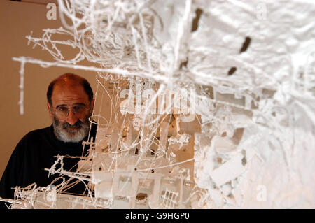 Inaugurazione dell'opera di Gerry Giuda sulla base del recente conflitto in Libano Foto Stock