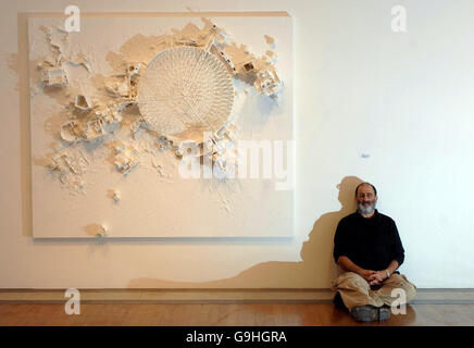 Inaugurazione dell'opera di Gerry Giuda sulla base del recente conflitto in Libano Foto Stock