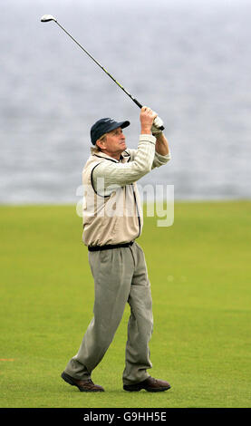 Golf - Dunhill Links pratica da campionato - campo da golf St Andrews, Fife.. L'attore STATUNITENSE Michael Douglas durante una sessione di pratica al Kingsbarns Golf Course, Fife. Foto Stock