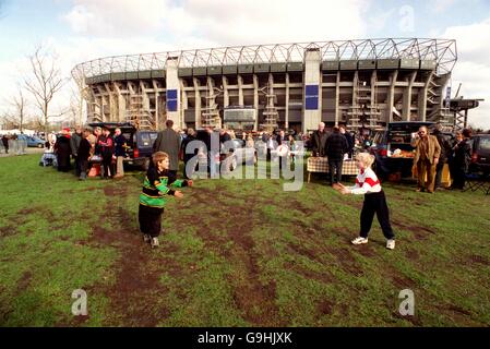 Rugby Union - Lloyds TSB Six Nations Championship - Inghilterra / Italia. I ragazzi giocano a rugby mentre le loro famiglie fanno un picnic nel parcheggio fuori Twickenham Foto Stock