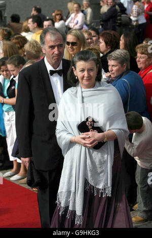 David e Geraldine Magnier arrivano alla chiesa di San Patrizio a Fermoy, Co Cork, prima delle nozze della star del River Dance Michael Flatley con il ballerino di 32 anni Niamh o'Brien, più tardi oggi. Foto Stock