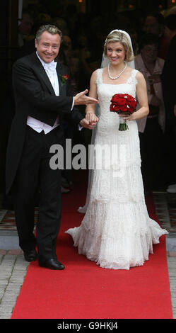 La star del River Dance Michael Flatley e sua moglie Niamh o'Brien lasciano la chiesa di San Patrizio a Fermoy, Co Cork, dopo il loro matrimonio di oggi. Foto Stock