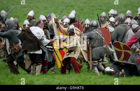 Rievocazione della Battaglia di Hastings. Gli attori sono in scena la più grande rievocazione mai realizzata della Battaglia di Hastings presso Battle Abbey, Battle, East Sussex. Foto Stock