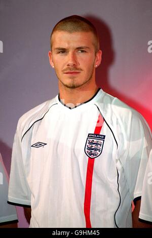 Calcio Inghilterra Umbro Kit lancio. David Beckham indossa la nuova maglia Home England Foto stock Alamy