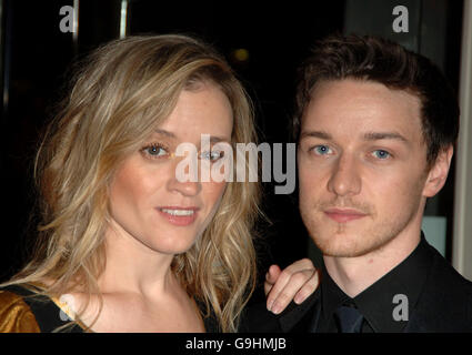 Anne Marie Duff e James McAvoy arrivano per il galà di apertura del Times London Film Festival, che mostra la prima britannica dell'ultimo Re di Scozia, dalla piazza Odeon Leicester, nel centro di Londra. Data immagine: Mercoledì 18 ottobre 2006. Guarda la storia di PA SHOWBIZ Film. Il credito fotografico dovrebbe essere: Ian West/PA Foto Stock