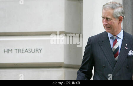 Il Principe del Galles lascia l'edificio del Tesoro nel centro di Londra dopo aver parlato con il Cancelliere dello scacchiere britannico Gordon Brown in occasione di un vertice sulla responsabilità sociale d'impresa. Foto Stock