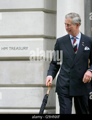 Il Principe del Galles lascia l'edificio del Tesoro nel centro di Londra dopo aver parlato con il Cancelliere dello scacchiere britannico Gordon Brown in occasione di un vertice sulla responsabilità sociale d'impresa. Foto Stock