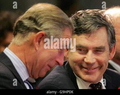 Il Principe del Galles (a sinistra) con il Cancelliere dello scacchiere Gordon Brown della Gran Bretagna presso il palazzo del Tesoro nel centro di Londra durante un vertice sulla responsabilità sociale d'impresa. Foto Stock