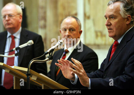 Il segretario di Stato per l'Irlanda del Nord Peter Hain (destra) e il ministro irlandese degli Affari esteri Dermot Ahern (medio) e l'irlandese Tainaiste Michael McDowell TD (estrema sinistra) parlano ai media durante una conferenza stampa alla Iveagh House di Dublino dopo la loro riunione congiunta sul processo di pace in Irlanda del Nord. Foto Stock