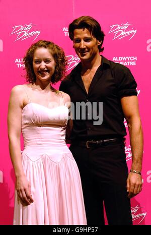 Georgina Rich as Baby e Josef Brown as Johnny durante una fotocall per "Dirty Dancing - The Classic Story on Stage", presso l'Aldwych Theatre nel centro di Londra, lunedì 23 ottobre 2006. Foto Stock