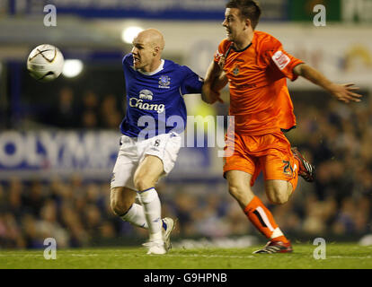 Calcio - terza manche di Carling Cup - Everton / Luton. Andrew Johnson di Everton e Keith Keane di Luton durante il terzo round della Carling Cup al Goodison Park di Liverpool. Foto Stock