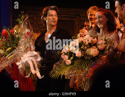 Il cast, tra cui gli attori leader Josef Brown come Johnny e Georgina Rich come Baby (a destra) alla tenda chiamata per 'Dirty Dancing - The Classic Story on Stage', presso l'Aldwych Theatre nel centro di Londra, martedì 24 ottobre 2006. Il credito fotografico dovrebbe essere: Yui Mok/PA Foto Stock