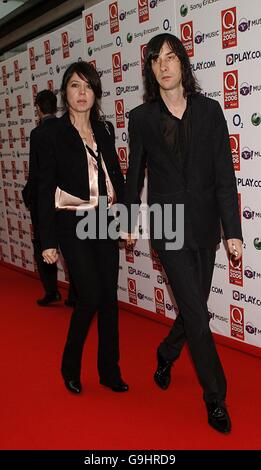 Il cantante principale di Primal Scream Bobby Gillespie (r) arriva per i Q Awards 2006, presso il Grosvenor House Hotel nel centro di Londra. PREMERE ASSOCIAZIONE foto. Data foto: Lunedì 30 ottobre 2006. Il credito fotografico dovrebbe essere: Yui Mok/PA Foto Stock