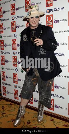 Boy George con il premio Q Classic Song (per Karma Chameleon) durante i Q Awards 2006, presso il Grosvenor House Hotel nel centro di Londra. PREMERE ASSOCIAZIONE foto. Data foto: Lunedì 30 ottobre 2006. Il credito fotografico dovrebbe essere: Yui Mok/PA Foto Stock