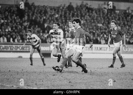 Calcio - Littlewoods Challenge Cup - Fifth Round - Nottingham Forest / Queens Park Rangers - City Ground. Nigel Clough (c) della foresta di Nottingham spara la palla a casa dal punto di rigore per segnare uno dei cinque gol della sua squadra Foto Stock