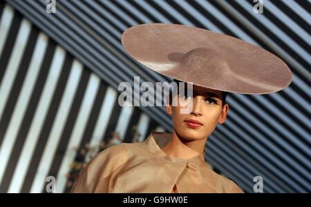 Un modello indossa un design di Jasper Conran durante le collezioni della settimana della moda di Londra primavera / estate 2007, in una sede su Sackville Street, nel centro di Londra. Foto Stock